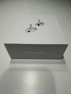 Apple AirPods Pro (2:a generationen) – NYA, oöppnad förpackning - Säljer Apple AirPods Pro 2 (INTE ÄKTA) i helt ny och oöppnad originalförpackning.  MAX KVALITET ✔️ Alla funktioner finns och fungerar perfekt med iPhone ✔️ Aktiv brusreducering, transparensläge, Spatial Audio ✔️ Automatisk parkoppling, Siri-stöd ✔️ MagSafe & trådlös laddning ✔️ Upp till 30 timmars batteritid med fodral ✔️ Find My-stöd  📦 Komplett i kartong – allt medföljer. Perfekt som present eller till dig som vill ha nya AirPods! Om du ör inte nöjd så kan du skicka de tillbaka och få återbetalning.
