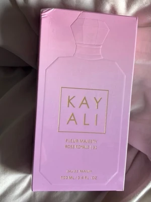 Kayali Fleur Majesty 100ml - Upptäck Kayali Fleur Majesty Rose Royale 31, en Eau de Parfum med nyckelnoter som saftig päron, söt persika, ros, pion, violträ och purple musk. Volym: 100 ml. Inköpt på Sephora men inte riktigt min typ. 