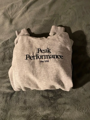 Peak performance hoodie - En grå Peak Performance hoodie i mycket bra skick. Storlek 170. Pris kan sänkas vid snabb affär!👍