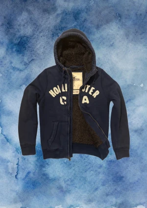 Vintage Fodrad Hollister Kofta - Säljer denna tvärfeta och eftertraktade Hollister koftan med fodring, ärmarna är även quiltad fodrad vilket gör denna extra varm | Mycket bra skick (litet hål/slitning vid luvan syns knappast) | Storlek S, Längd ≈ 68 cm, Bredd armhåla-armhåla ≈51cm | Model 175cm, 68kg | Pris kan diskuteras!