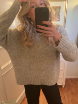 Ljusgrå stickad tröja - Superfin stickad tröja från Edited. 