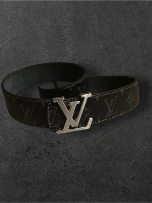 L bälte - Väldigt stilig och lyxigt bälte som passar perfekt för dig med storlek 110-120cm. Tveka inte på att höra av dig vid funderingar. 