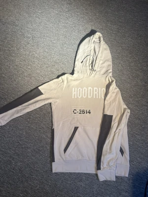 Hoodrich Hoodie-Storlek M - Hoodie i storlek M, använd ett fåtal gånger och i mycket fint skick. Inga fläckar, hål eller andra defekter. 