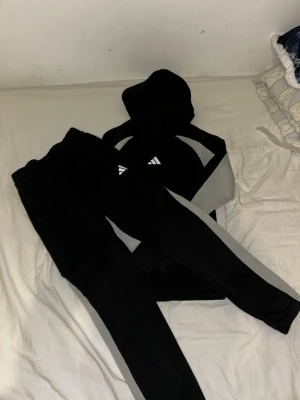 Svart och vit adidas tracksuit  - Ny, vill få bort denna vara den är för liten på min lillebror 