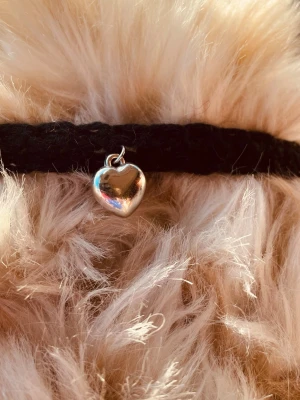 By prisförslag- virkat hund/katt halsband Storlek Small  med silvrigt hjärta - Storlek Small passar liten hund eller katt med silvrig hjärtberlock framtill, perfekt för dig som vill att ditt husdjur ska sticka ut med en unik detalj. Hjärtdetaljen ger en extra touch av personlighet.