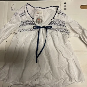 Vit blus från Odd Molly - Vacker odd molly blus! Knappt använd och i gott skick😊Superfina detaljer på ärmarna, kolla bild 4!!! Ännu vackrare strykt dessutom🙏