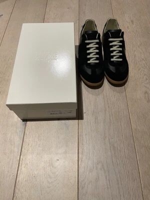 Maison margiela gats - Tja, säljer dessa as feta maison margiela gats till sjukt pris, butikspris är runt 7000+ medans mitt pris är endast 3499!💫 Riktigt sköna skor och de passar verkligen till allting! Skorna är i storlek 42 och är i nyskick! Allt OG ingår och kom med frågor! PRIS ÄR DISKUTERBART