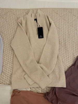Mantinique half zip - Säljer denna half zip helt ny då den var för stor. Fick den i födelsedagspresent men fick ej med kvitto så kunde inte lämna tillbaka den. Den kostar 1200kr ny men kan såklart gå ned i pris 