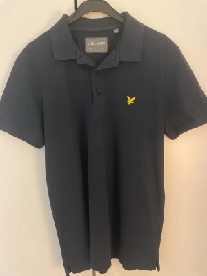 Pikétröja - En sprillans ny pikétröja från Lyle&Scott. Helt oanvänd 