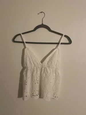 Vit linnetopp från Gina - Superfin vit linnetopp med justerbara tunna axelband. Aldrig använd (förutom när jag tog bilderna). Nypris 359kr. Skriv vid frågor eller intresse! 🤍