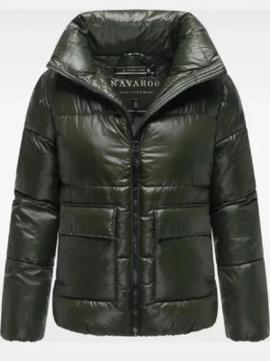Mörkgrön pufferjacka från Navahoo - Säljer en mörkgrön pufferjacka från Navahoo med hög krage och stora fickor framtill. Jackan har en glansig finish, dragkedja och quiltad design. Perfekt för kalla dagar och ger en riktigt snygg oversized look.