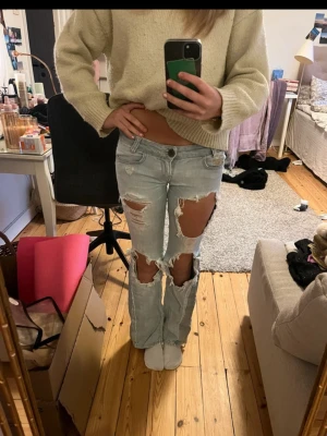 Coola Jeans från Killah  - Jättesnygga jeans från Killah med coola hål. W25 = 64cm & L31 = 78cm. Inga synliga defekter! Pris kan diskuteras vid snabb affär. 