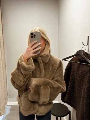 Pälsjacka från meotine  - Mysig päls från meotine. Slutsåld i storlek 34. Super varmt och nyskick. Nypris 3999kr. knappar framtill