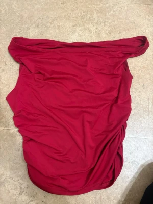 Röd axelbandslös tubtopp i polyester - Säljer 