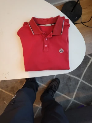 Röd Moncler pikét med logga - En orginal piké från Moncler I gott skick Storlek M 