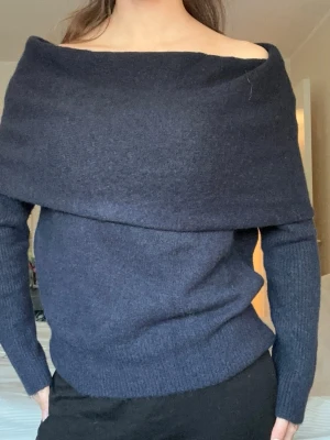 Zara - Vacker off shoulder från Zara, använd en gång. Mycket oversized och slouchy. Stl S 