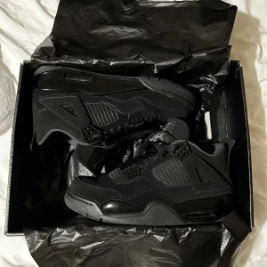 Jordan 4 black cat  - Intressekoll på Jordan 4 black cat. Storlek 40 och köpta i London i resell butik. Lådan är mosad under pga av att jag packade oförsiktigt i resväskan när jag skulle hem till Sverige. Skriv för fler bilder.