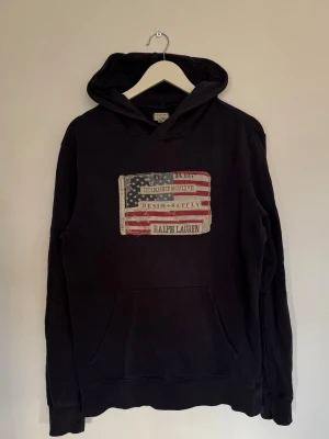 Polo Ralph Lauren USA Hoodie (M)  - Varumärke - Polo Ralph Lauren  Skick - Mycket bra  Storlek - Medium  Färg - Marinblå 