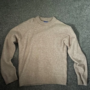 Stickad tröja - En riktigt snygg stickad tröja! Perfekt nu till höst och vinter. Bara att skriva vid frågor 