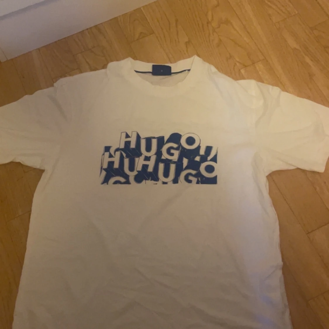 Vit t-shirt från Hugo med blått tryck