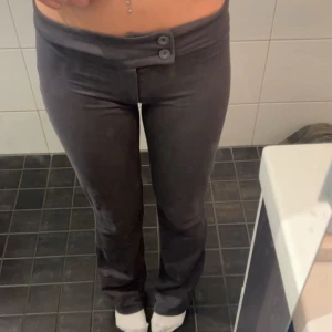 Gråa kostymbyxor från Nelly  - Hej! Säljer mina gråa kostymbyxor, det är inga fickor där back jag har knappt använt dom. Och dom är i storlek xxs men väldigt stressiga.