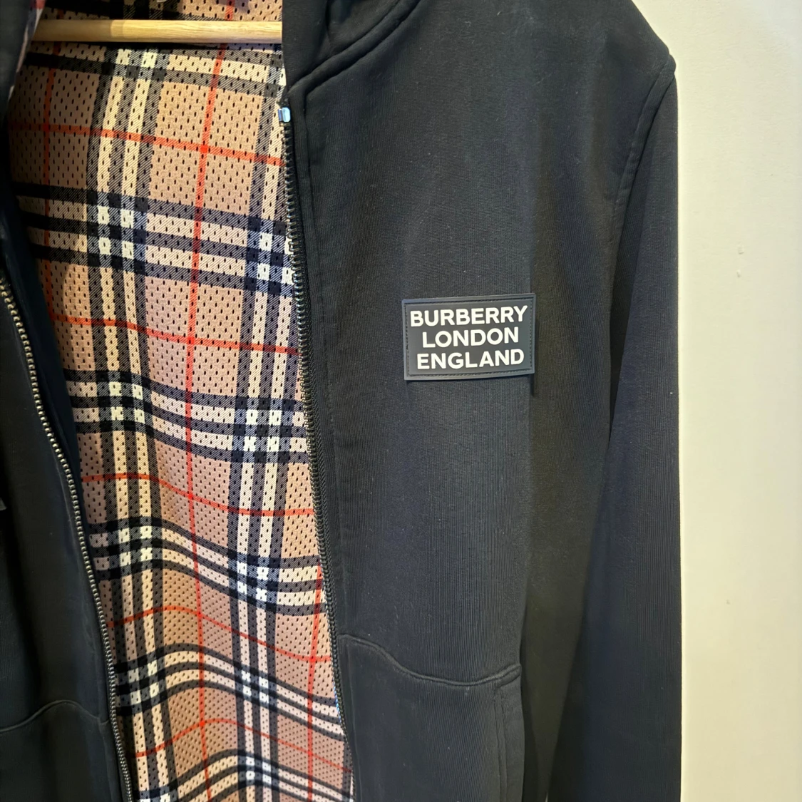 Svart Burberry hoodie med rutig insida - 2
