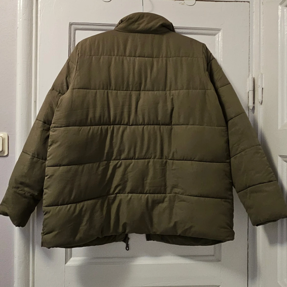 Olivgrön pufferjacka från Zizzi - 1