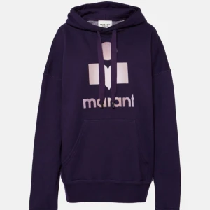 Lila hoodie från Isabel Marant💜 - Säljer en snygg mörklila hoodie från Isabel Marant med stor logga framtill. Tröjan har huva med snörning, magficka och långa ärmar. Perfekt för dig som gillar streetstyle och vill ha något bekvämt men trendigt. Nypris 3500kr