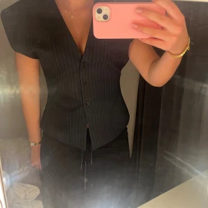 Väst - Så snygg randig väst från Zara. Storlek M men passar även bra på S💘