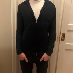 Mörkblå zip up från oscar jacobson - Tjena! Säljer en stilren zip up från oscar jacobson. Den är andvänd fåtal gånger och är i storlek S. Vid övriga frågor är det bara att kontakta oss här på Lioncloset🦁👑🫵