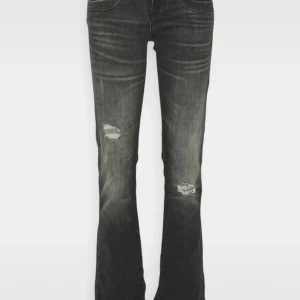 ltb jeans - snygga trendiga ltb jeans, råkade köpa fel storlek så därför jag säljer billigt för jag vill få bort dom, w30 l34