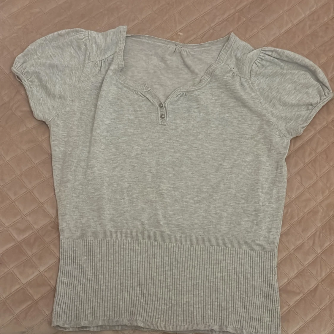 En söt grå ribbad kortärmad topp med knappar