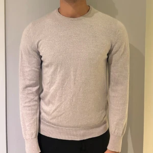 Stickad tröja Berkeley  - En stilren beige stickad tröja från Berkeley. Storlek S! Nypris 1999kr! Modellen är 180, väger 70