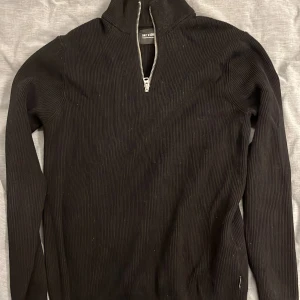 Svart halv zip - En svart halv zip från ONLY & SONS. Tröjan är i bra skick använd max 3 gånger.