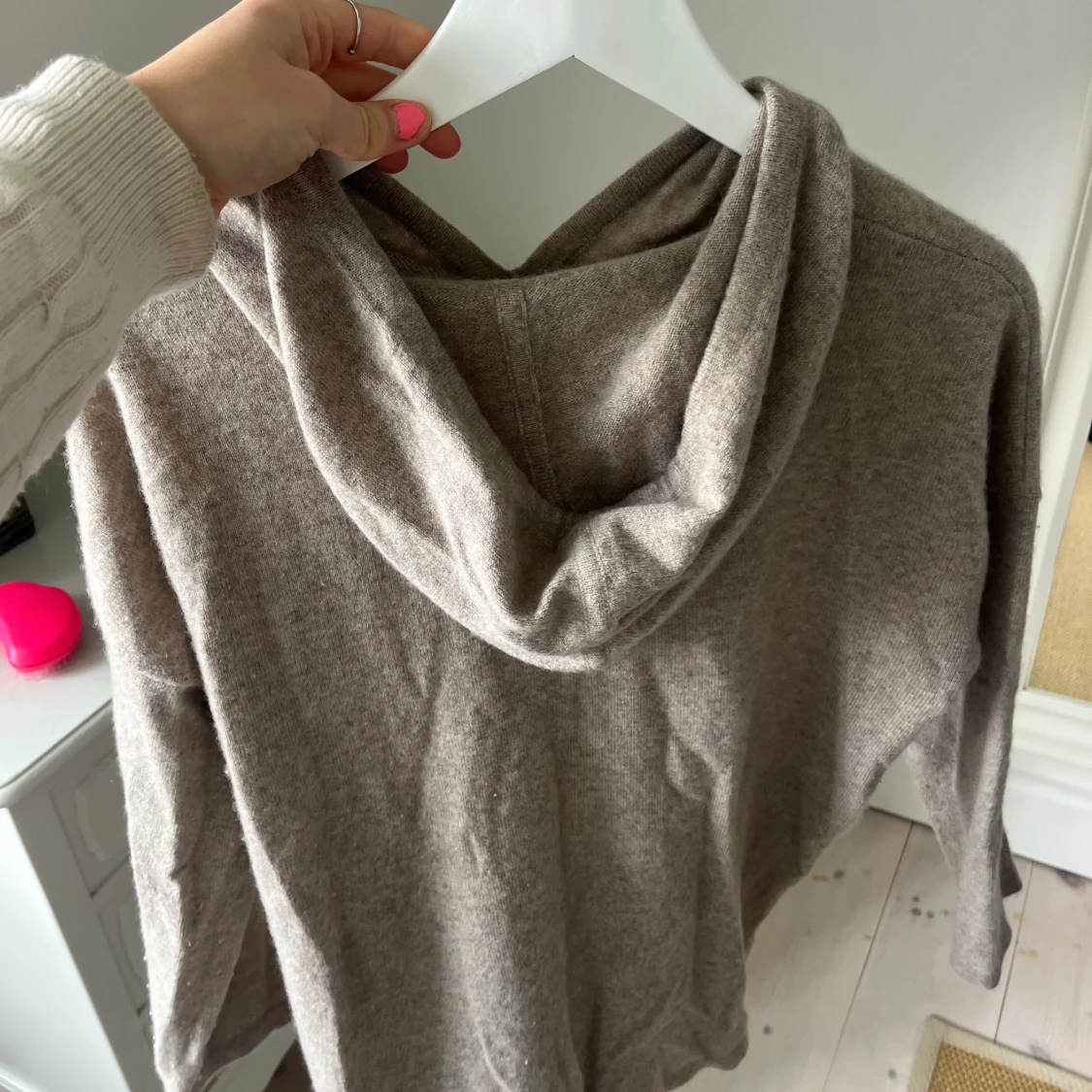 Beige stickad hoodie med huva - 1