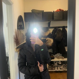 Hollies pälsjacka  - Köpte precis denna jackan och har ej hunnit använda den eftersom jag fick en likadan i present och säljer nu den här