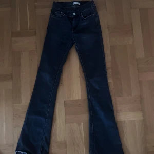 Low waist bootcut jeans - Svarta low waist bootcut jeans från Gina i storlek 34