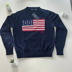 Ralph Lauren USA stickad tröja - Säljer denna Ralph Lauren USA stickad tröja i storlek S, fast passar mer som XS. Riktigt fet nu till vintern! Helt ny
