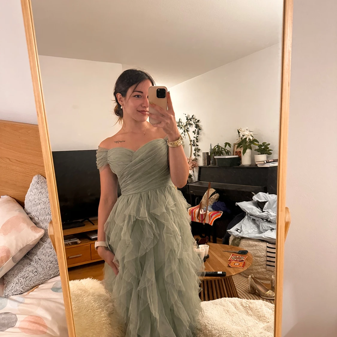 Ljusgrön offshoulder balklänning - 1