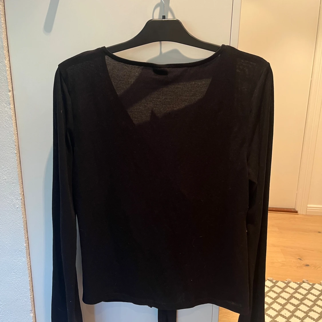 Svart långärmad topp med knyt - 1