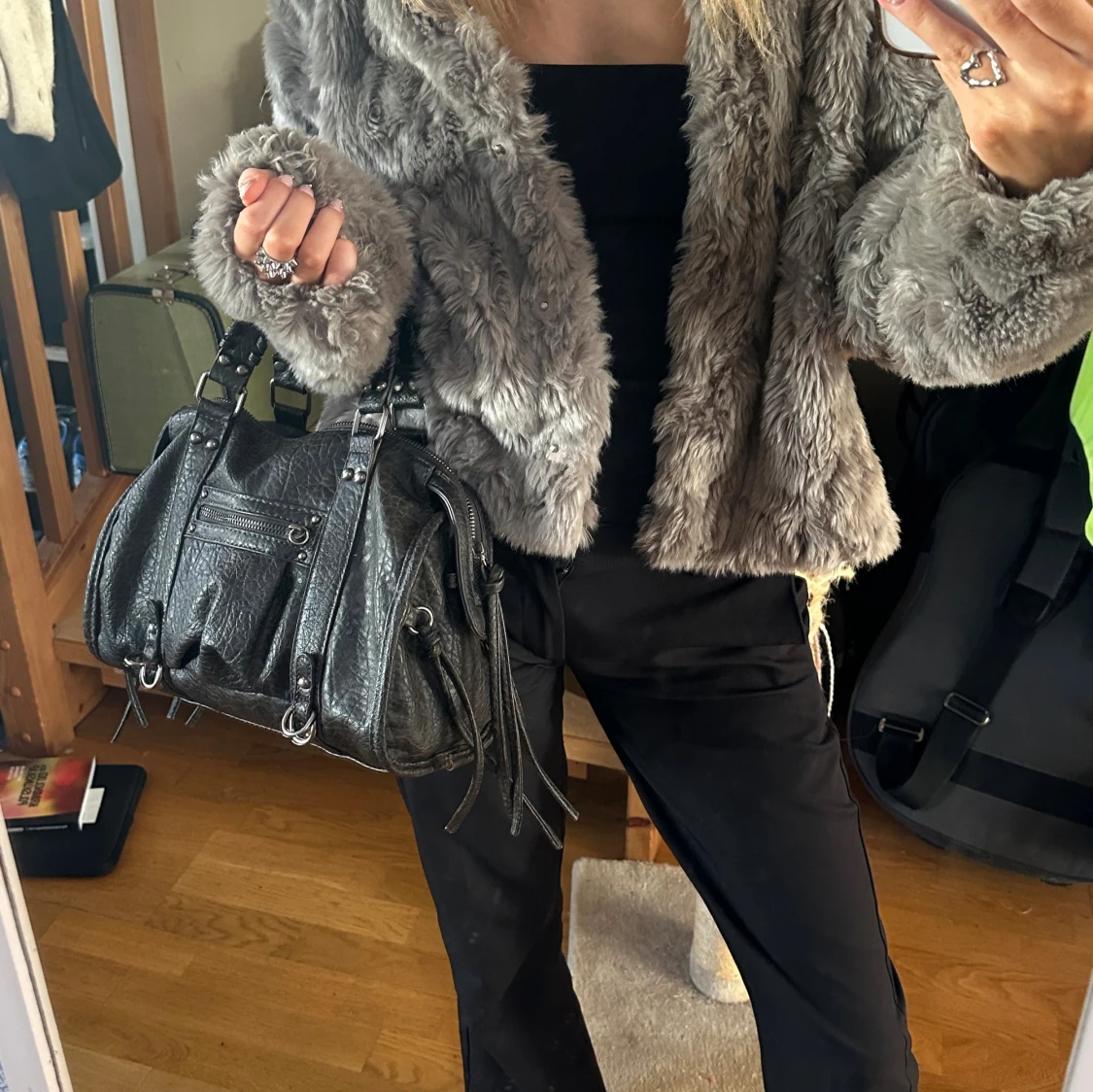 Grå pälsjacka med knappar - 1