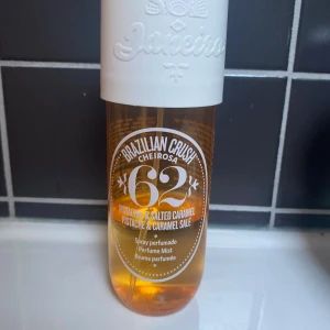 Brazilian Crush Cheirosa 62 Mist - Köpt i 240 ml storlek vet inte hur mycket jag använde riktigt kanske 50 ml kvar? Perfekt för dig som vill testa en doft innan man köper fullsize.