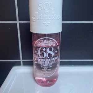 Brazilian Crush Cheirosa 68 Mist - Köpt från kicks (240ml) för 400 kr säljer för 100kr för jag använt mindre än halva och är lite trött på doften nu.