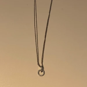 Halsband med ring med stenar - Inköpt på Smycka för 950 kr