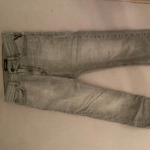 Replay grå skinny jeans - Snygga grå jeans från reaplay. Skicka väldigt bra använda ett fåtal gånger så 8/10. Väldigt moderna och har en slim passform. Passar ungefär på en person som är 165-170