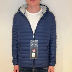 Colmar jacka  - Colmar jacka herr | Skick: 10/10 (HELT NY) | EU 52/L | Fraktar via postnord eller instabox på köparens bekostnad | Hör av dig vid minsta fråga eller fundering! Skulle säga att den passar lite mindre än L, går ner i pris via snabb affär! (Har inte kvar tagsen från denna kille jag köpte av men säljer för billigare!)