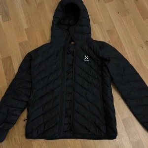 Svart pufferjacka från Haglöfs S - Svart pufferjacka från Haglöfs i dammodell, storlek S. Nästan aldrig använt.