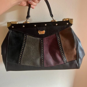 Handväska från Marquinerie Paris - Snygg vintage handväska köpt på Napoli Centrale i Stockholm. 