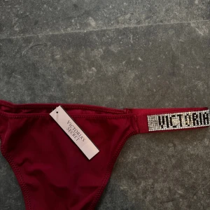 Vinröd Victoria's Secret - Supersnygg Trosa från Victoria Secret, ny med prislapp! 🩷 Storlek M men passar S också.