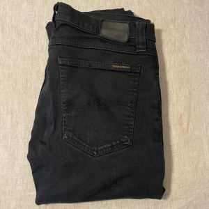 Svarta jeans från Nudie jeans - | märke: Nudie Jeans | plagg: jeans | skick: 9/10 | storlek: W30 L34 | nypris: 1500kr | mitt pris: 349kr | färger: svart | pris kan diskuteras | hör av dig vid minsta fråga eller fundering // LeClosMatteo